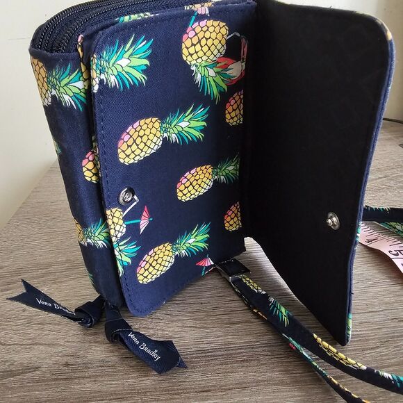 Vera Bradley Quilted Wallet Clutch Pineapple Print Navy Blue Wristlet Phone - Picture 5 of 10